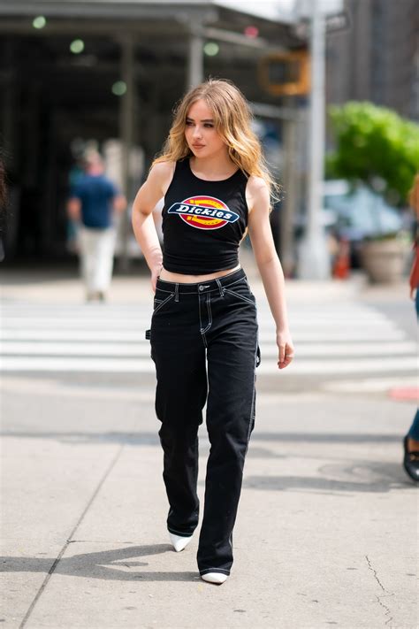 Look Do Dia Sabrina Carpenter Usou Top Cropped Bem Anos 90 Capricho