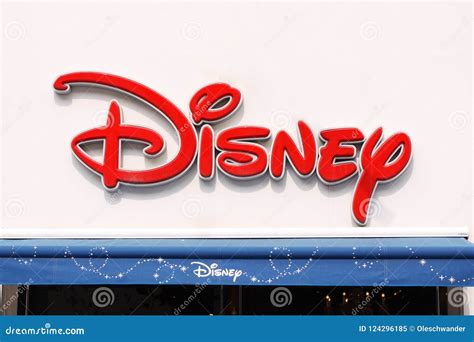 El Logotipo De Disney En El Panel De La Muestra En El Exterior De La