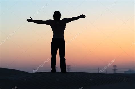 The Man Silhouette At Sunset In Desert With Outstretched Arms — Stock