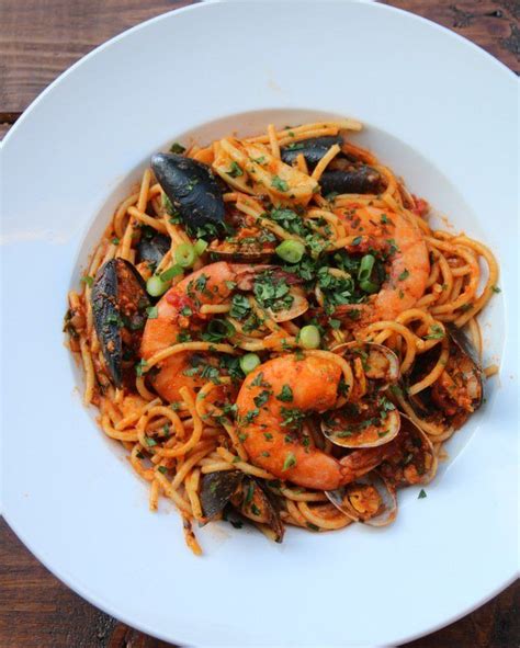 Les italiens les appellent spaghettis alle vongole. Pasta Spaghetti mit Meeresfrüchten Tallarines con mariscos ...