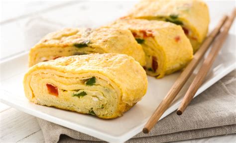 Tamagoyaki secara harfiah artinya telur panggang, adalah jenis omelet jepang. Resep : Tamagoyaki, Telur Dadar ala Jepang | Smartmama