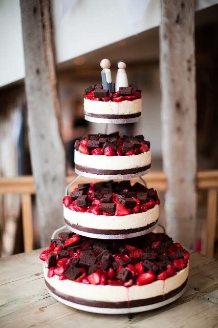 Here's how to avoid a flop and make those mini cheesecakes come out perfect every time. Cheesecake Wedding Cakes & Ideas | Emmaline Bride