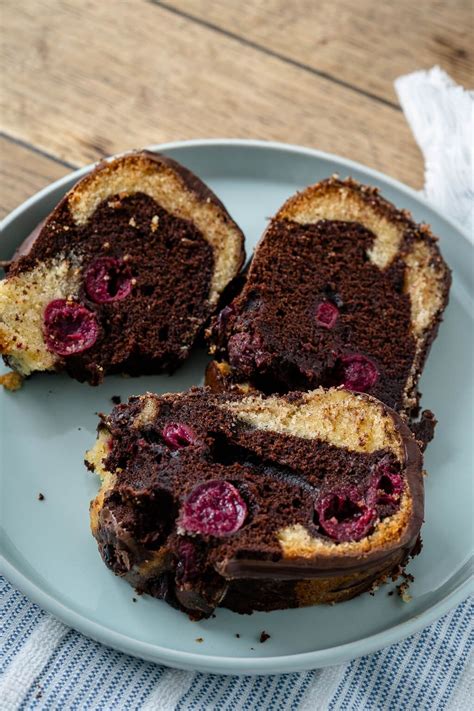 Saftiger Marmorkuchen mit Kirschen