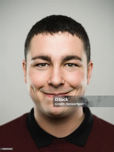 Porträt Von Einem Echten Junge Caucassian Mann Lächelnd In Die Kamera Stockfoto Und Mehr Bilder