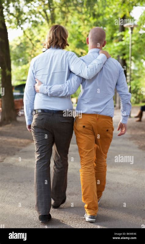 Pareja gay caminando fotografías e imágenes de alta resolución Alamy