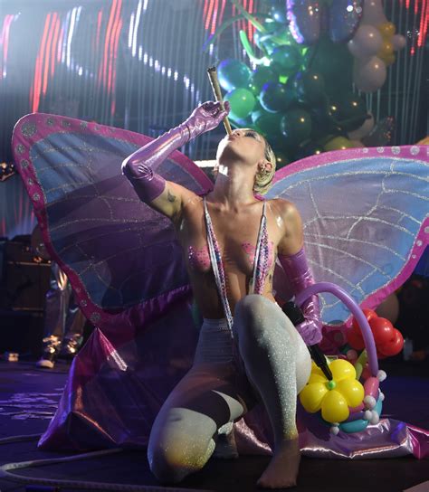 Watch A Raunchy Miley Cyrus And The Flaming Lips Debut “tiger Dreams” At Adult Swim Upfront