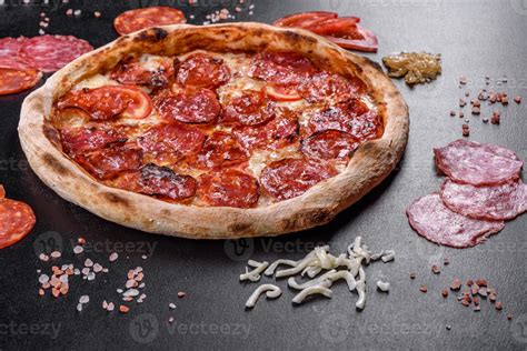 pizza au pepperoni avec sauce à pizza fromage mozzarella et pepperoni