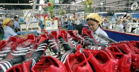 Temukan gudang atau pabrik impian anda di cirebon lengkap & terpercaya di rumahku. Business News: Buruh Pabrik Sepatu Nike dan Adidas di Cina ...
