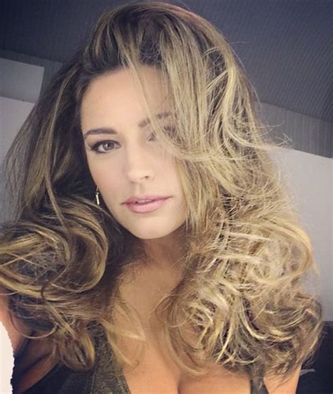 Kelly Brook Goes Blonde For Summer As She Shows Off New Flowing Locks