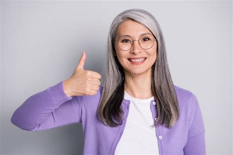 photo of pretty cute mature lady white hair raise hand show thumb up express approval wear