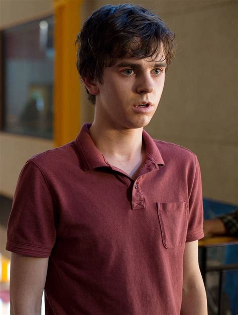 Freddie Highmore As Norman In Bates Motel Series Y Peliculas