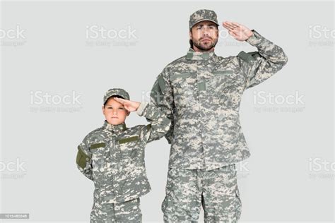 Retrato De Soldado Confiado E Hijo Uniformes Militares Saludando