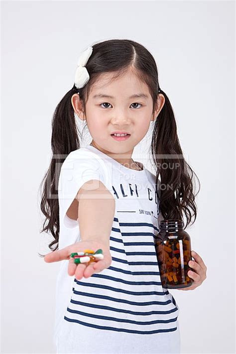 어린이 194 Pho407 프리진 사진 어린이 사람 Pho407d 한국인 동양인 아시아 어린아이 여자 여자어린이 소녀 1인 상반신 앞모습