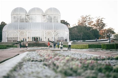 Curitiba enfrenta agora o desafio de grande metrópole, onde a questão urbana é repensada sob o enfoque humanista de que a cidade é primordialmente de quem nela vive. Vai para Curitiba? Confira o guia completo sobre a cidade!