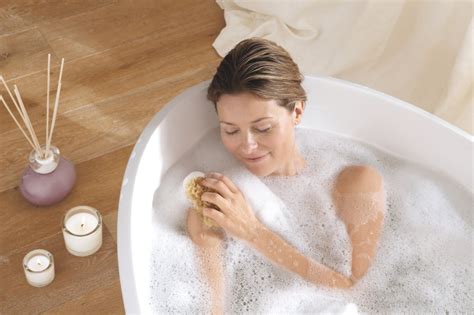 6 sposobów na relaksującą kąpiel w wannie Domolubni pl
