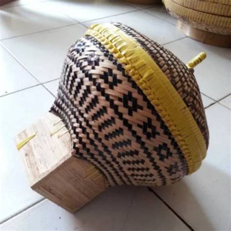Batik merupakan kain bergambar yang dibuat secara khusus dengan menuliskan. Bakul Nasi/Boboko - Anyaman Bambu Motif - Ukuran Kecil ...