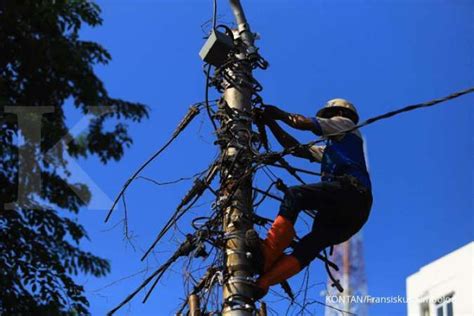 Pengertian dari grounding listrik adalah suatu sistem instalasi listrik yang bisa meniadakan beda potensial sebagai pelepasan muatan listrik berlebih pada umumnya pada instalasi listrik rumah grounding akan dipasang pada kwh meter oleh petugas pln hingga penanaman pipa tembaga yang. Teknisi Listrik Pln Bojonegoro / Kesulitan Temukan Jaringan Listrik Rusak, Tim Teknisi PLN ...