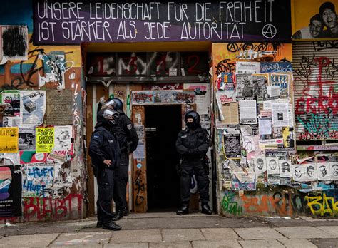 Polizei Durchsucht Besetztes Haus In Der Rigaer Straße