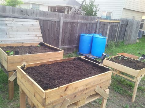 After i put together all the sides of the raised beds i took some large 4′ x 8′ pallets i had and broke them down. Pin by Sonja Barnes on Projects to Try | Bed woodworking ...