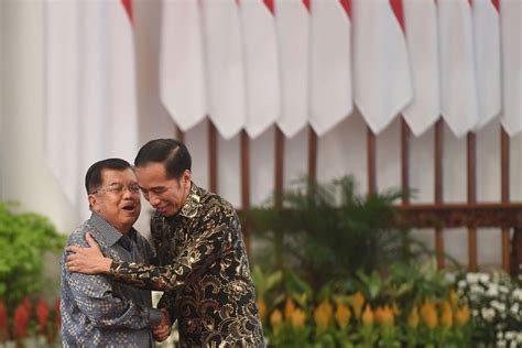 Foto Saat Jokowi Dan Jusuf Kalla Berkokok Menirukan Suara Ayam