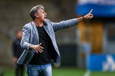 Há 35 anos, renato cruzava o primeiro portal da imortalidade tricolor. Irritado, Renato Gaúcho ataca Inter e Galhardo após sofrer ...