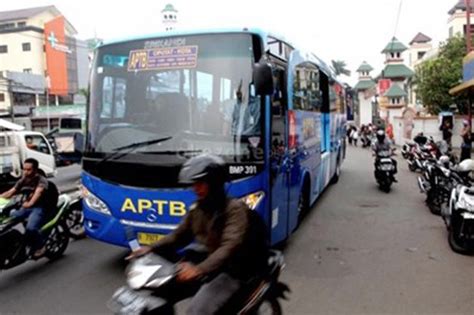 Sopir dan kondektur bus jalani kesehatan net12. Loker Sopir Dan Kernet Bus - Kecelakaan Karambol, Kernet Bus Tani Jaya Tewas Terjepit ...