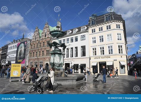 Visitantes Em Stokes Fountain On Amager Torv Em Copenhagen Fotografia