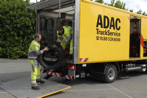 Der adac demonstriert an einem crashtest sabiedrība ar ierobežotu atbildību adac baltic. ADAC: Reifenpannen bei Lkw steigen wieder - Magazin