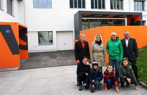 Neue Schuleingänge In Dynamischem Orange Freistadt