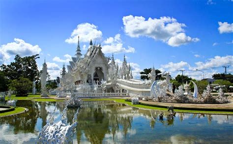 As these two cities share a distance of 200km, i decided that i would not rent a scooter without experience, for such a distance. White Temple and Golden Triangle One Day Tour Chiang Rai