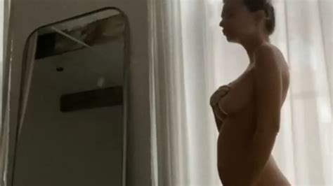 Emily Ratajkowski Anuncia Su Primer Embarazo Con Un Desnudo Integral En