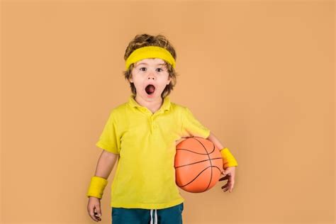 Niño Tiene Baloncesto Niño Jugando Con Baloncesto Concepto De Deporte