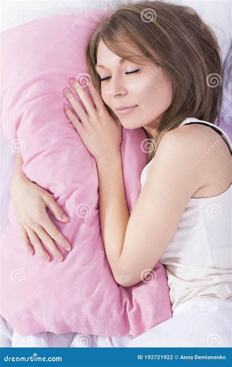 Hermosa Mujer Rubia Durmiendo En Su Cama En Pijamas Sonriendo Foto De