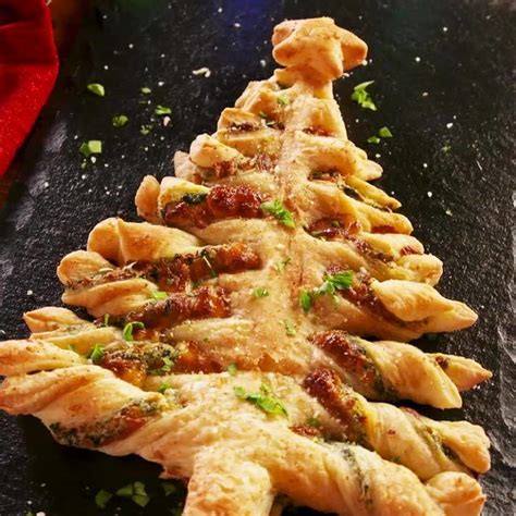 Unroll both pastry sheets onto baking tray, and use a pizza cutter or knife to cut a christmas tree shape into the dough; Cheesy Spinach Dip Christmas Tree | Recipe | Spinach dip, Trending recipes, Fruit pizza designs