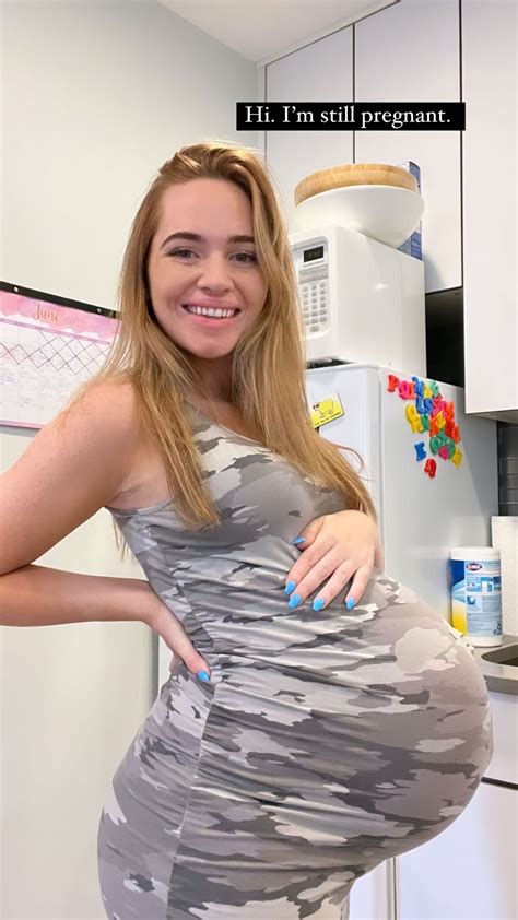 Racheal Cant Make Her Huge Pregnant Tummy Blend In By
