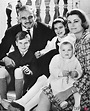 Rainiero de Mónaco y Grace Kelly con sus hijos Alberto, Carolina y ...