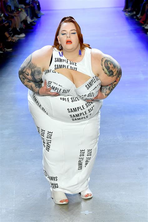 Модель plus size Тесс Холлидей шокировала появлением на подиуме в смелом платье