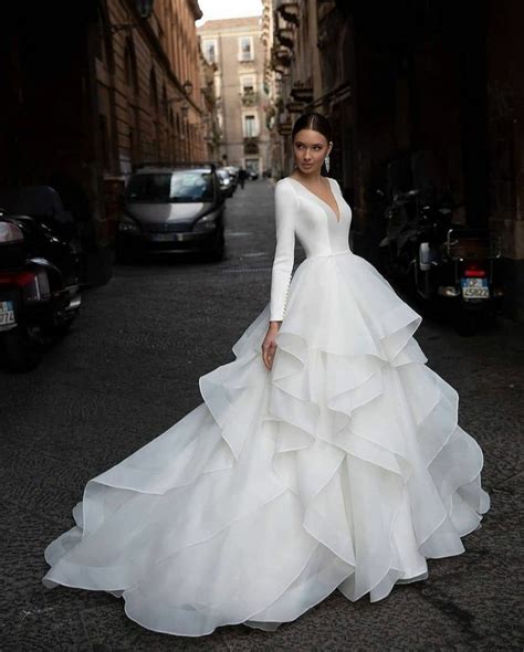 16 Unique Wedding Dresses For The Daring Bride The Glossychic