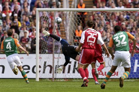 A mainz 05 youth product, he amassed bundesliga totals of 258 games and 16 goals over the course of 12 seasons, representing in the competition werder bremen, mainz 05, bayer leverkusen and borussia dortmund. Werder Bremen feiert Deutsche Meisterschaft bei Bayern München im Olympiastadion - Fotos vom 8 ...