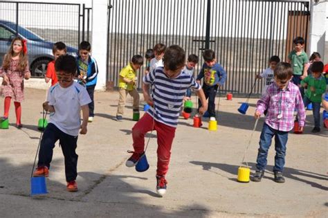 Por consiguiente, los juegos recreativos constituyen una técnica idónea para la enseñanza. Juegos tradicionales para el Día del Centro del Colegio ...