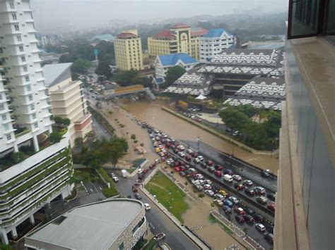 Waktu doa hari ini di kuala lumpur akan bermula pada 05:46 (matahari terbit) dan selesai di 20:31 (isyak). Pic Banjir Kilat di Kuala Lumpur - Jalan Tun Razak