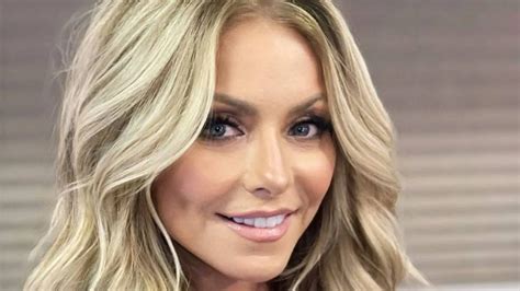 How Kelly Ripa Changing Tire