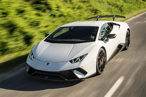 For performante duty, the engine gets new intake and exhaust camshafts, an air intake borrowed from the gentlemen racer super trofeo huracáns, and a new exhaust system that relieves backpressure. El conductor de un Lamborghini Huracán Performante ...