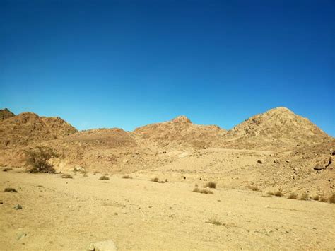 Premium Photo Sinai Desert Backgound With Mountains Deserted Landscape