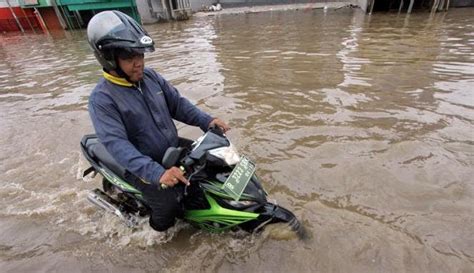 Terjang Banjir Ini Tips Sederhana Agar Motor Tak Mogok Klik Sepeda Motor
