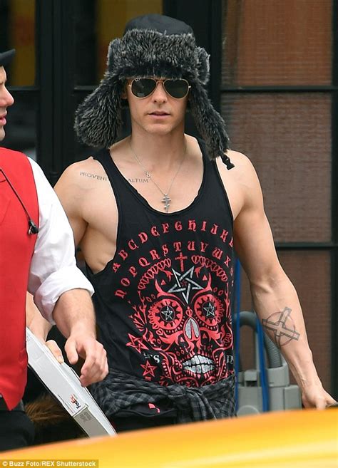 Jared Leto Shows Off Bulging Biceps In Nyc As He Bulks Up For Suicide Squad S Joker Daily Mail