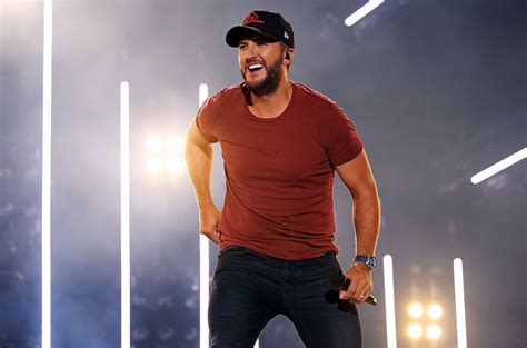 Luke Bryan Hosts A Couple S Gender Reveal Live On Stage Watch Flipboard