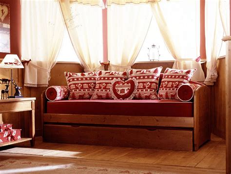 Cuscini di varie dimensioni adatti all'utilizzo su divani o letti. Montagna Chic: divano letto