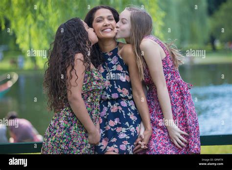 deux filles embrassé banque de photographies et d images à haute