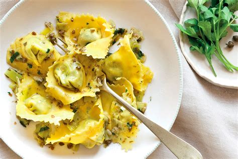 Ricetta Tortelloni Ripieni Di Cardi Le Ricette De La Cucina Italiana